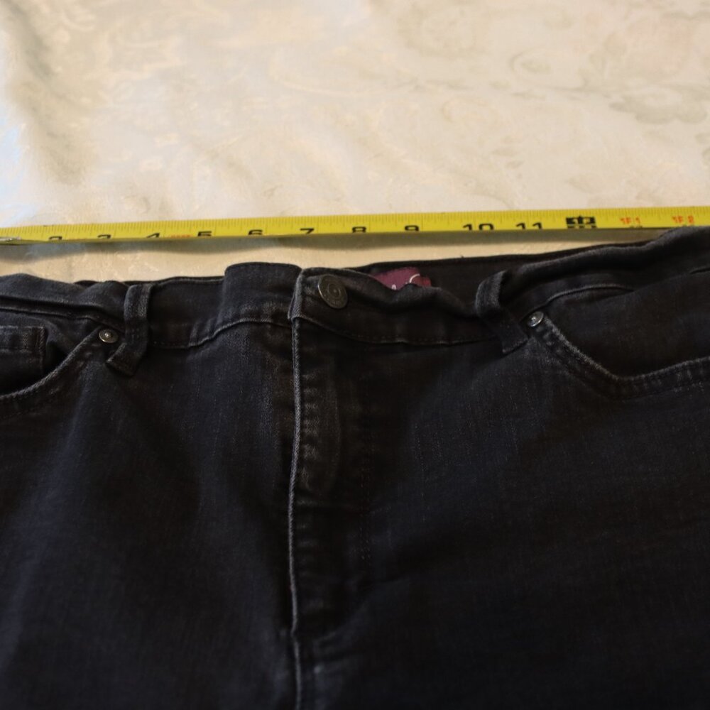 Gloria Vanderbilt Amanda Harvest Rose Black Floral Embroidered Jeans 12 Short - Picture 9 of 16